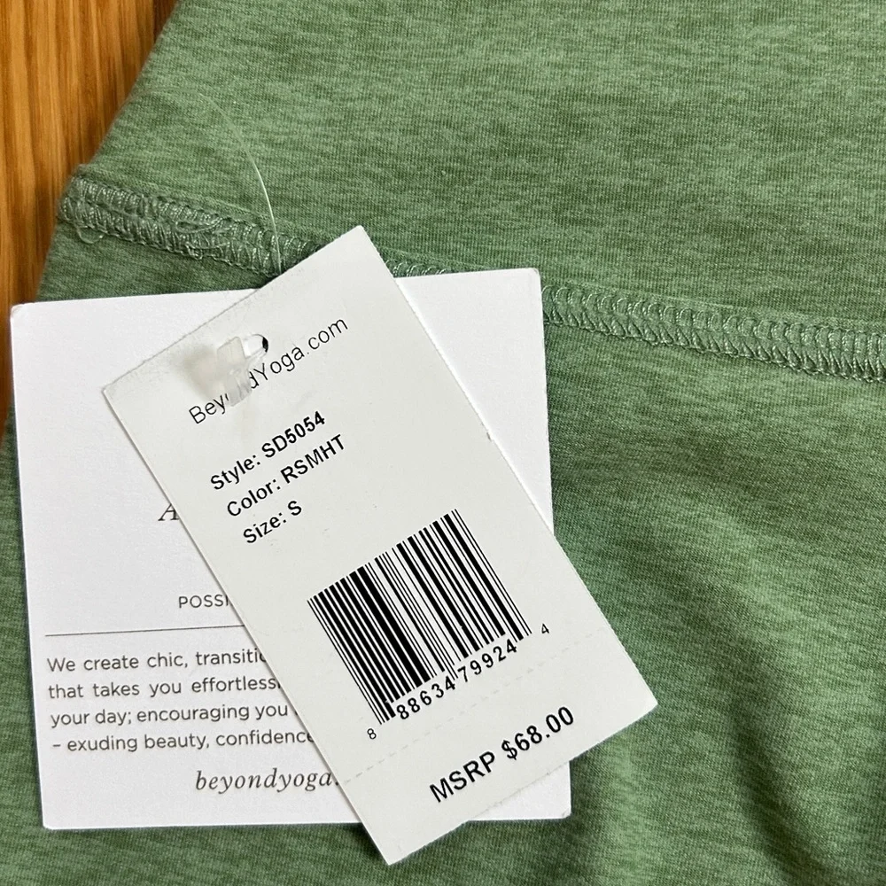 Beyond Yoga green biker shorts S NWT - Picture 3 of 4